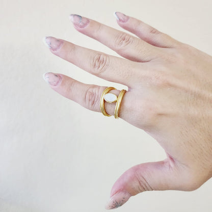 Pearl Gold Ring, Elegant Ring, Wavy ring, trendy pearl waterproof ring, Water Resistant ring, waterproof ring, tarnish free gold ring, 18k gold plated and pearl ring, baroque ring, thick pearl gold ring, Pearl ring, Minimalist ring,Thin ring , Mother Pearl ring, Simple ring, stacking ring, gift for her, Dainty ring, Shiny ring, Classy Pearl Ring, baroque 18 gold ring, pearl bold ring, pearl statement gold ring, pearl chunky ring, Nacar Gold Ring