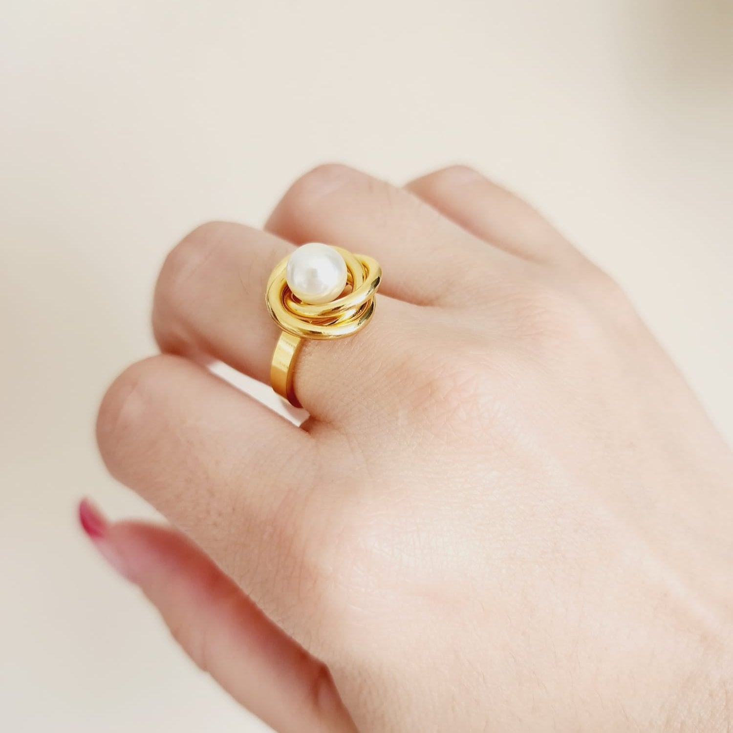 Delicate flower Pearl glossy Ring, delicate Pearl rose ring, Pearl and golden ring, flower ring, rose delicate ring, flower mother pearl ring, classy flower ring, classic flower pearl ring, delicate and simple flower ring, simple pearl ring, valentine gift, jewelry gift for valentines, love ring, love jewelry, gift for wife, gift for friend, friendship gifts, self love ring, amor propio anillo, anillo de corazon, waterproof ring, waterproof jewelry, timeless jewelry, timeless ring, gift for girlfriend, soul