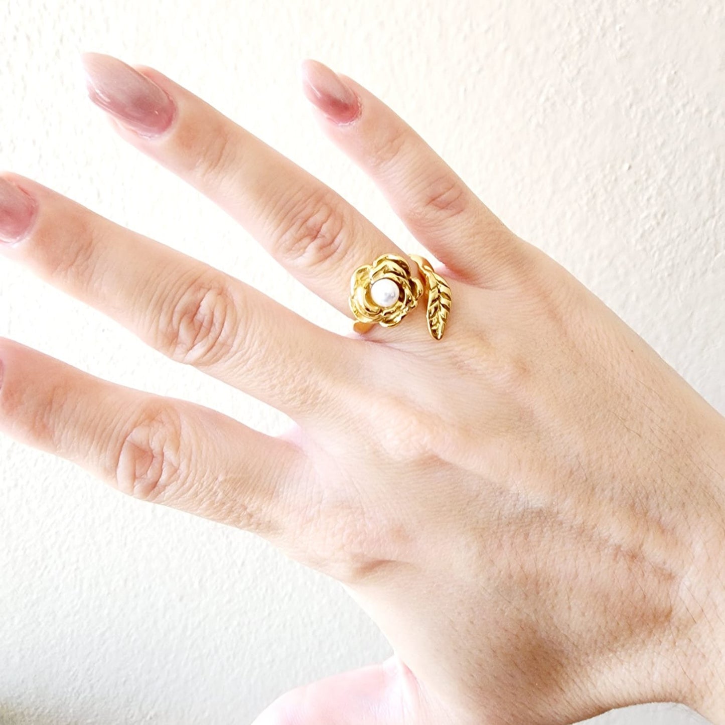 Flower and leaf Pearl and gold spiral ring, flower Pearl chunky dainty Ring, golden pearl ring, pearl bold ring, bold ring, bulky pearl and gold ring, Secrets Santa gift for her, valentine gift, jewelry gift for valentines, love ring, love jewelry, gift for wife, gift for friend, friendship gifts, self love ring, amor propio anillo, anillo de corazon, waterproof ring, waterproof jewelry, timeless jewelry, timeless ring, gift for girlfriend, soulmate ring, elegant ring, classy ring, dainty ring, everyday rin