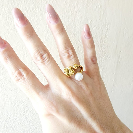 Pearl and gold spiral ring, Pearl chunky dainty Ring, golden pearl ring, pearl bold ring, bold ring